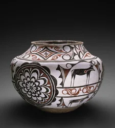 Zuni Pueblo tégely szarvasokkal, madarakkal és rozettákkal, 1880-85 (cserép, polikróm festéssel)
